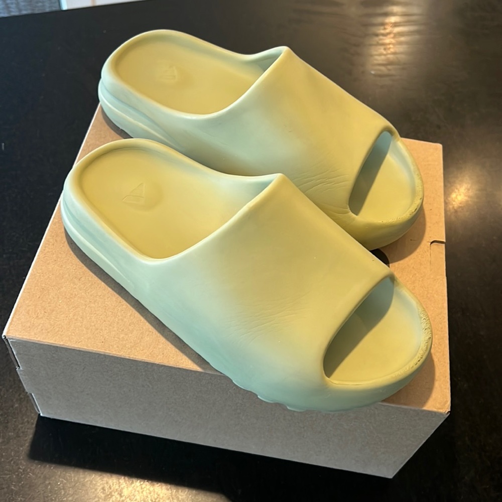 YEEZY SLIDE color RESIN.